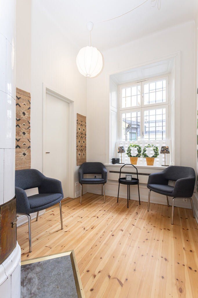 Väntrum på mottagning för PTSD-behandling och traumabehandling i Stockholm.