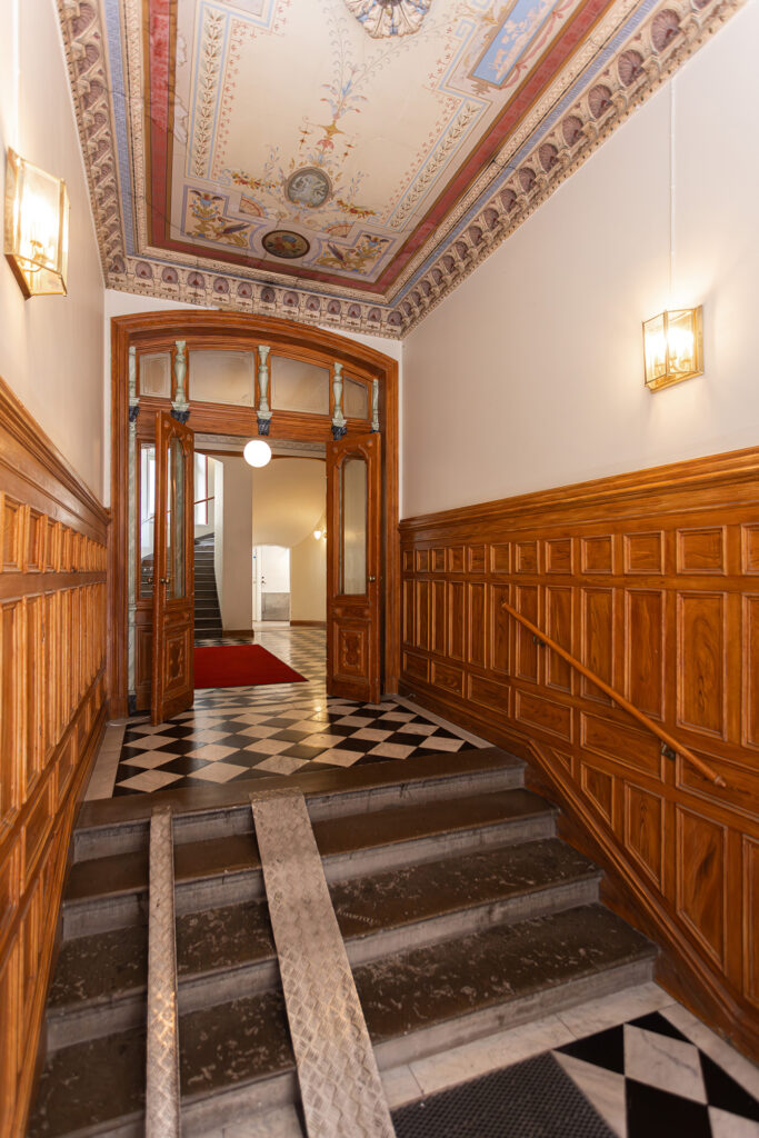 Entré till mottagning som behandlar PTSD och trauma på Norrmalm i Stockholm och online.